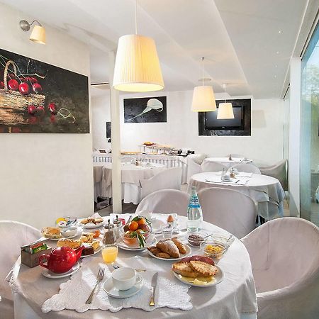 Hotel Mediterraneo Pesaro Exterior photo
