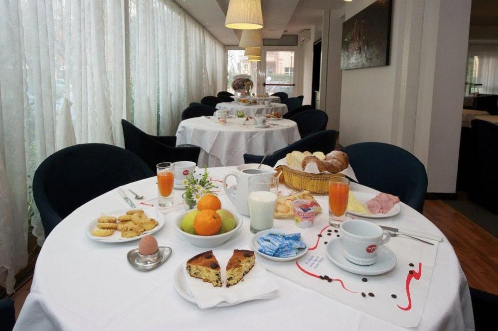 Hotel Mediterraneo Pesaro Exterior photo